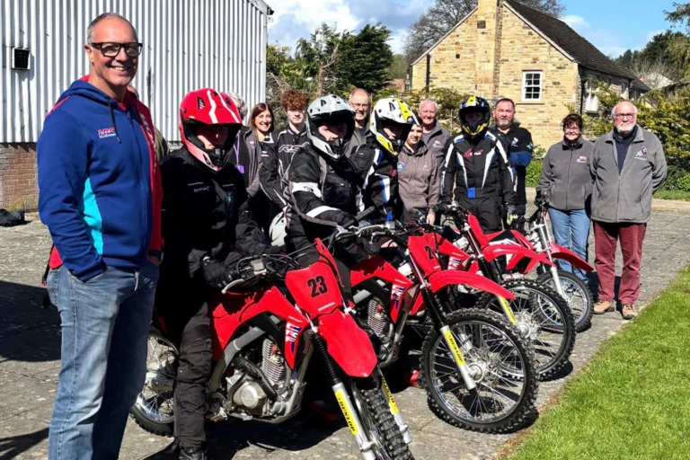 Legendarny Dave Thorpe oraz motocykle Honda przekazane na projekt RAMP, wspierający bezpieczną jazdę motocyklem off-road wśród młodzieży.