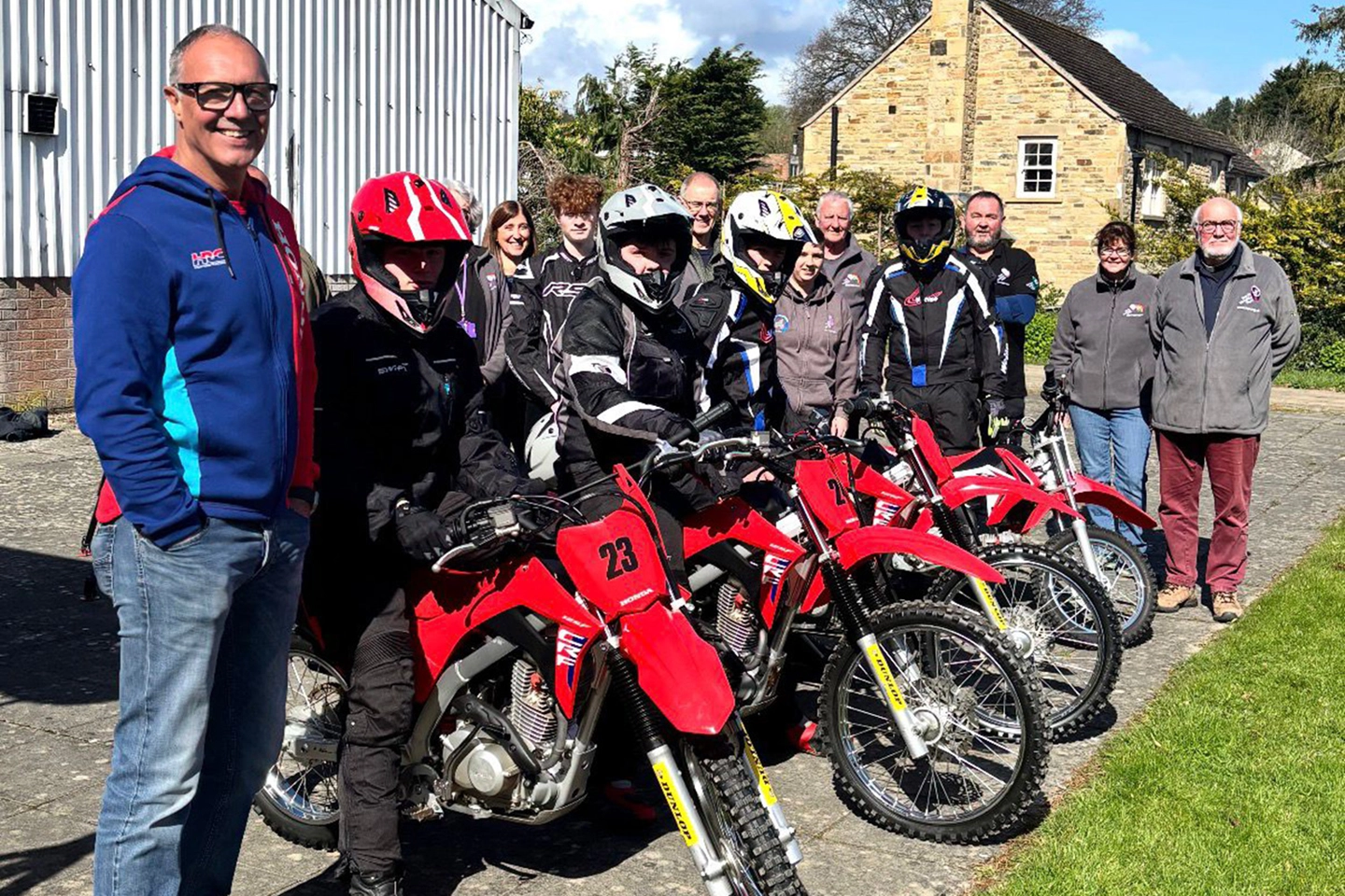 Legendarny Dave Thorpe oraz motocykle Honda przekazane na projekt RAMP, wspierający bezpieczną jazdę motocyklem off-road wśród młodzieży.