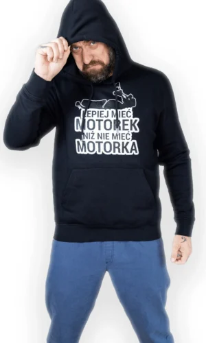 CZARNA_BLUZA_PRZOD_CIECHAN_1 Bluza z kapturem “Lepiej mieć motorek”