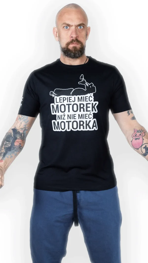 CZARNA_KOSZULKA_PRZOD_CIECHAN_1_4_11zon T-shirt “Lepiej mieć motorek”