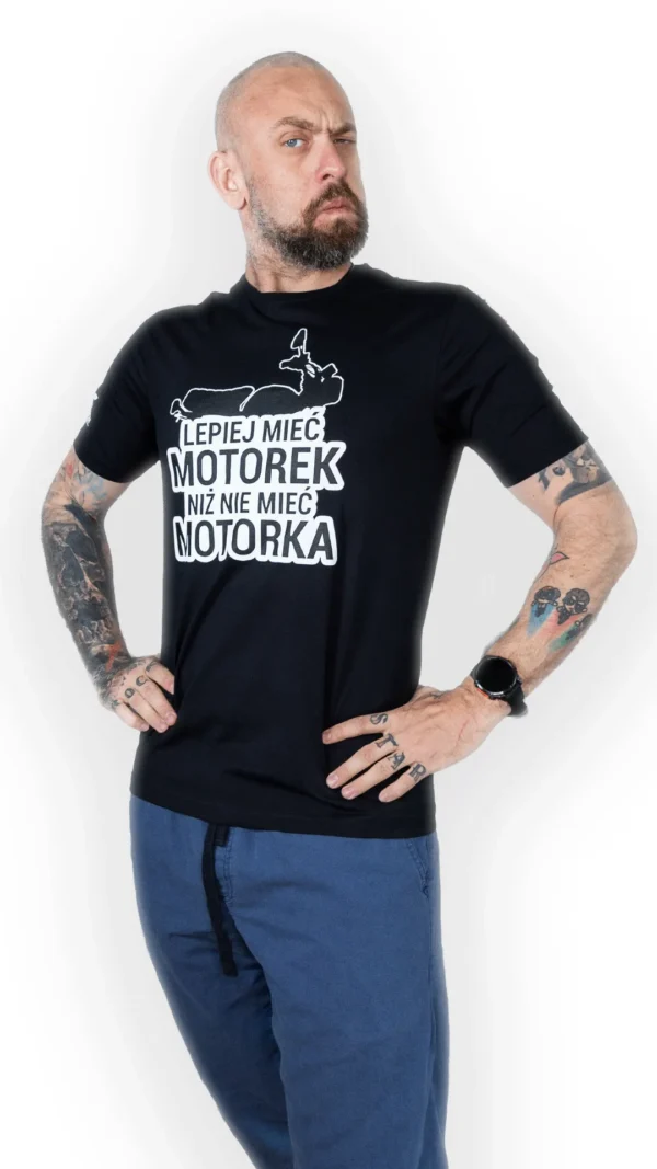 CZARNA_KOSZULKA_PRZOD_CIECHAN_2_5_11zon T-shirt “Lepiej mieć motorek”