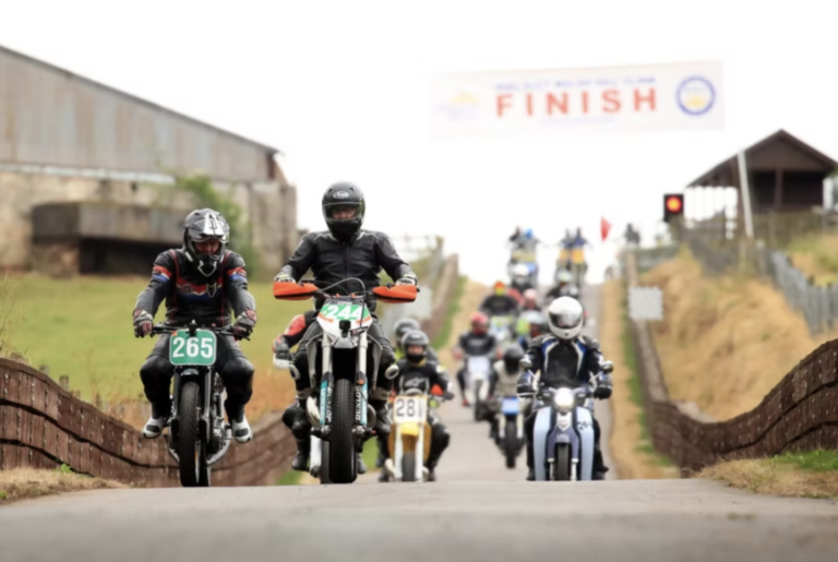Widok na historyczną trasę podjazdu Shelsley Walsh Hill Climb podczas wydarzenia Bike Bonanza 2026, gdzie startują klasyczne i nowoczesne motocykle.