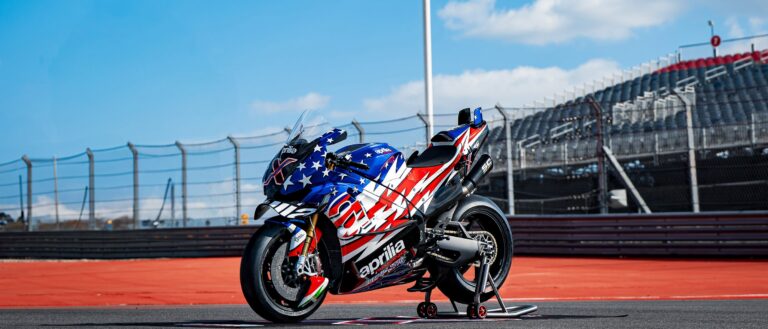 Profil boczny limitowanego motocykla Aprilia X 250TH z karbonowymi owiewkami, dużymi skrzydłami aerodynamicznymi i wyścigowym układem wydechowym na torze wyścigowym.