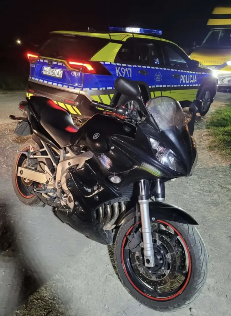 Uszkodzony motocykl leżący na poboczu drogi po nieudanej próbie ucieczka przed policją konsekwencje której poniósł nietrzeźwy kierowca.