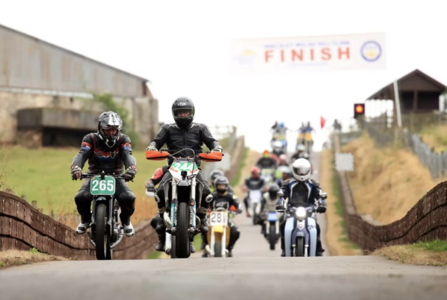 Widok na historyczną trasę podjazdu Shelsley Walsh Hill Climb podczas wydarzenia Bike Bonanza 2026, gdzie startują klasyczne i nowoczesne motocykle.