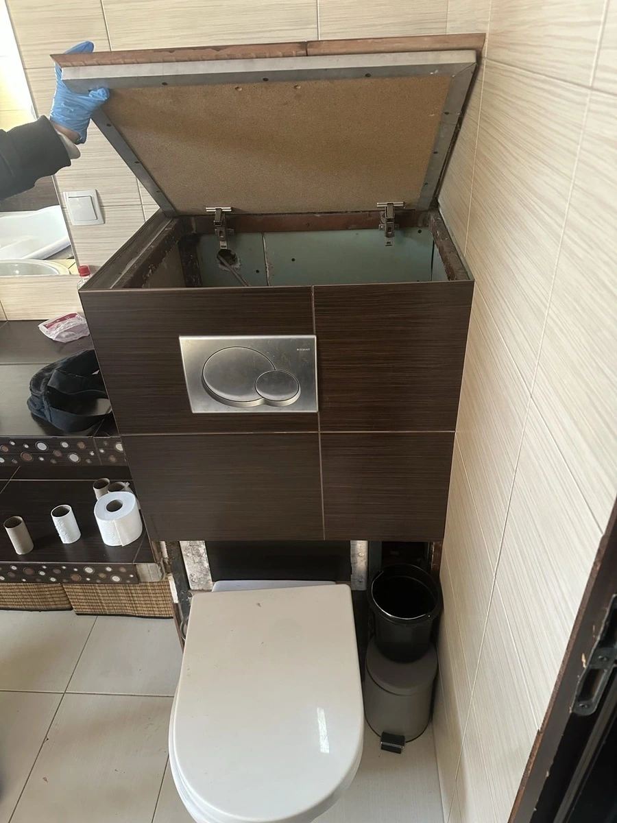 Funkcjonariusze policji podczas interwencji w mieszkaniu, temat jazda bez uprawnień konsekwencje i zatrzymanie poszukiwanego.