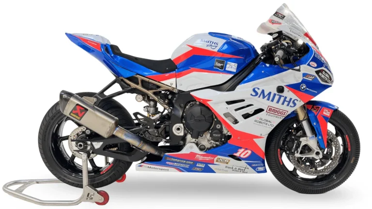 Motocykl BMW S 1000 RR Smiths Racing w malowaniu wyścigowym Petera Hickmana podczas legendarnego wyścigu Isle of Man TT.