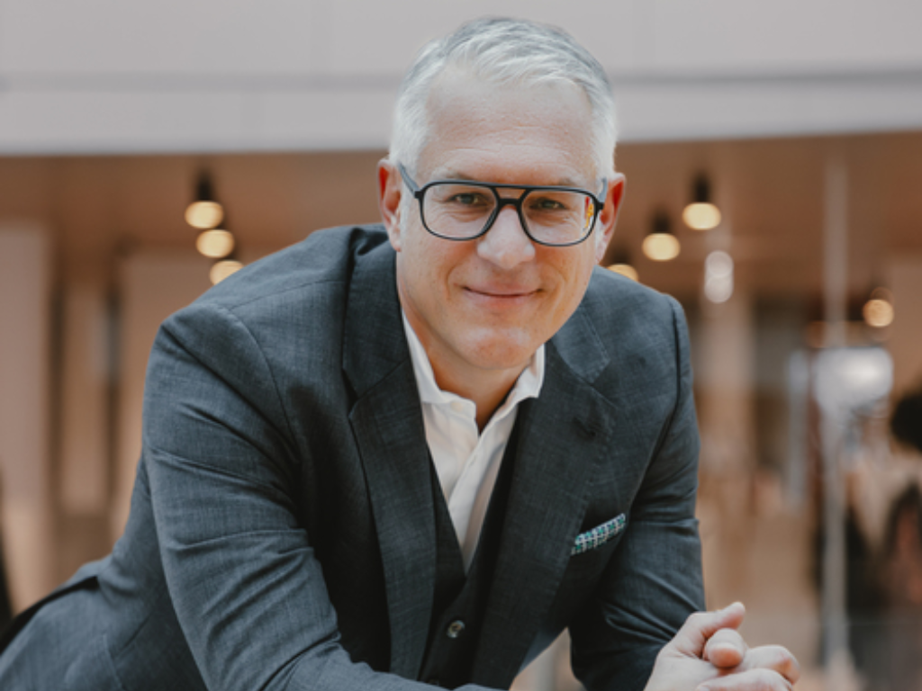 Nowy menedżer KTM Stephan Reiff na tle logo marki oraz prezentacja motocykla KTM 1390 Super Duke RR, symbolizujące zmiany w KTM 2026.