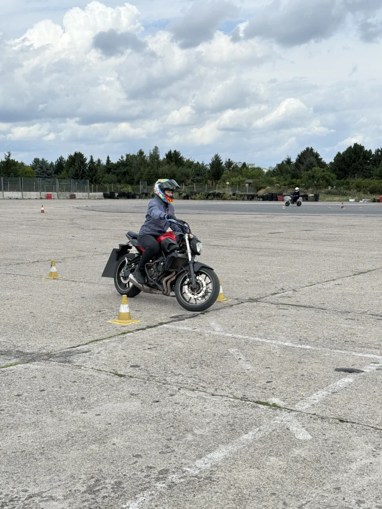 Wymiana bezterminowych praw jazdy - zbliżenie na dokument prawa jazdy i wniosek urzędowy leżący na biurku, przygotowany do złożenia.