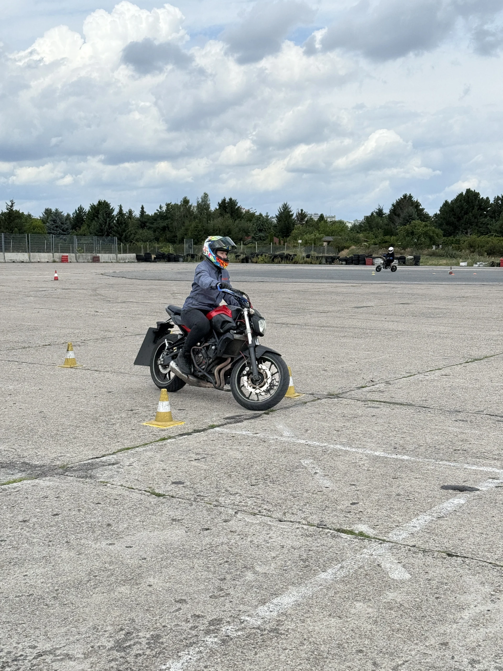 Wymiana bezterminowych praw jazdy - zbliżenie na dokument prawa jazdy i wniosek urzędowy leżący na biurku, przygotowany do złożenia.
