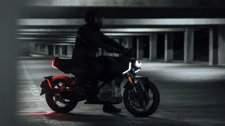 Nowoczesny elektryczny motocykl koncepcyjny Zero Lompico Concept eksponujący minimalistyczną linię i zaawansowany ekran systemu Cypher 4.