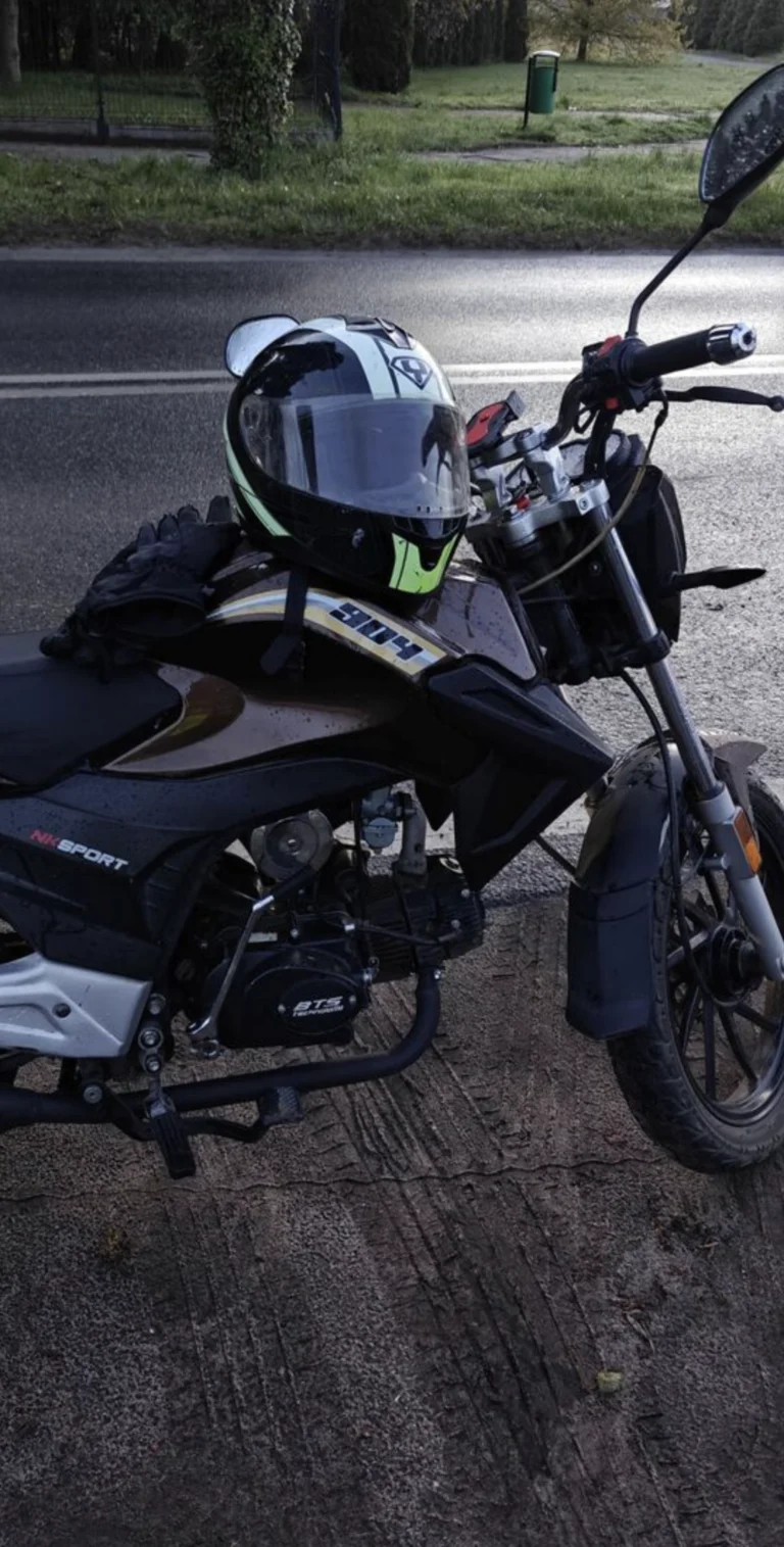 Tuning Junaka na 125 przeprowadzony w domowym garażu – widok na zamontowany większy silnik, który wzbudził podejrzenia policji.