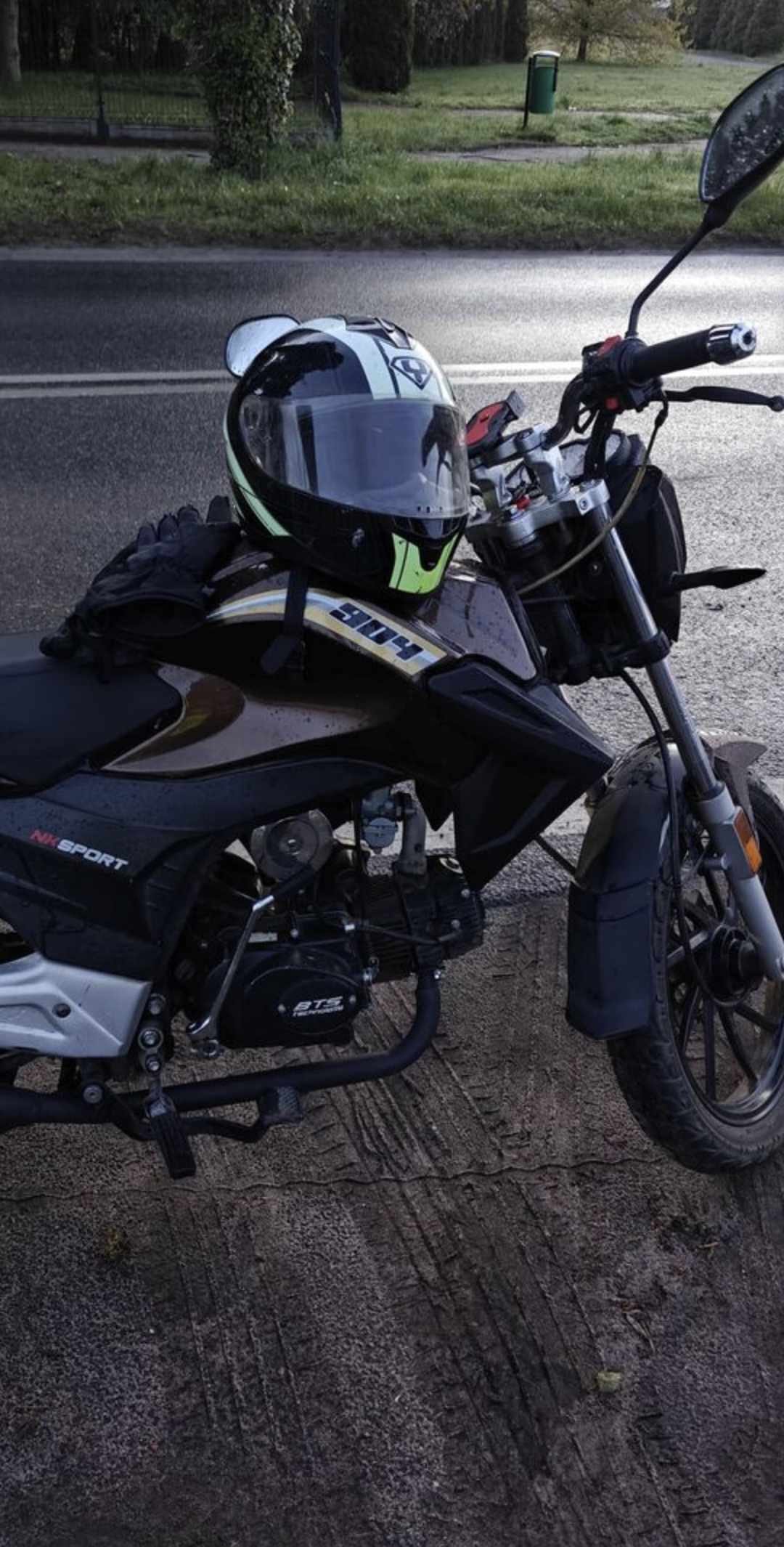 Tuning Junaka na 125 przeprowadzony w domowym garażu – widok na zamontowany większy silnik, który wzbudził podejrzenia policji.