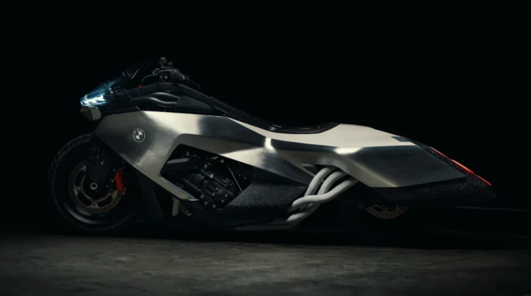 Futurystyczny prototyp motocykla BMW Vision K18 zaprezentowany nad jeziorem Como, eksponujący sześć rur wydechowych i kuty karbon.