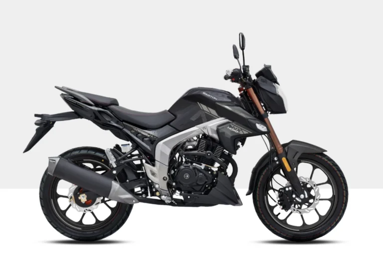Nowy motocykl Barton Noxo 125 w kolorze grafitowym zaparkowany na tle miejskiej architektury, gotowy do jazdy.