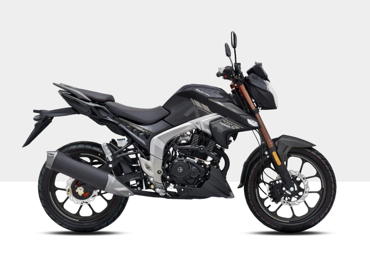 Nowy motocykl Barton Noxo 125 w kolorze grafitowym zaparkowany na tle miejskiej architektury, gotowy do jazdy.