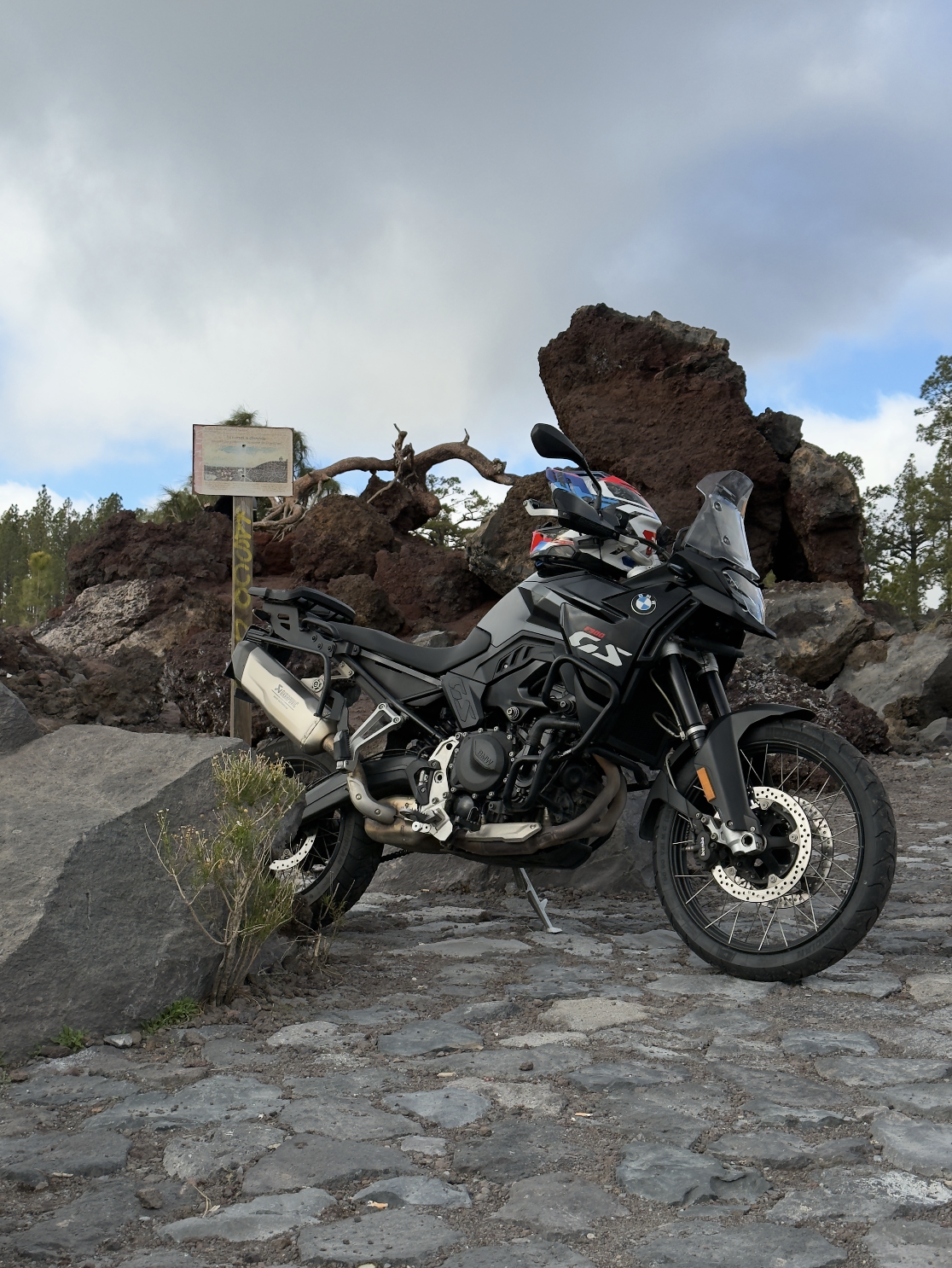 Nowy dyrektor rozwoju Josef Honeder przy desce kreślarskiej w centrum projektowym, omawiający zmiany w BMW Motorrad 2026.
