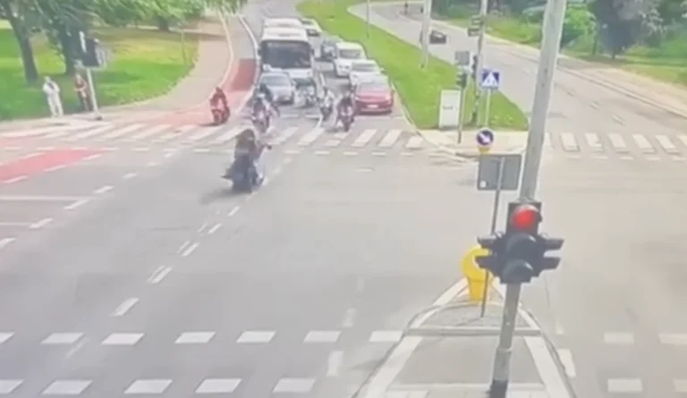 Groźna wywrotka motocyklisty na skrzyżowaniu w Szczecinie, utrata prawa jazdy za wheelie po wypadku na oczach policji.