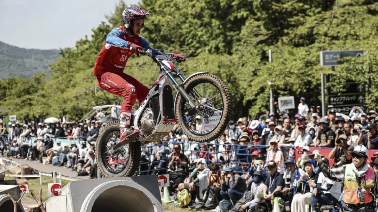 Nowa Honda RTL Electric trial pokonuje gigantyczne głazy na torze Motegi podczas Mistrzostw Świata TrialGP 2026.