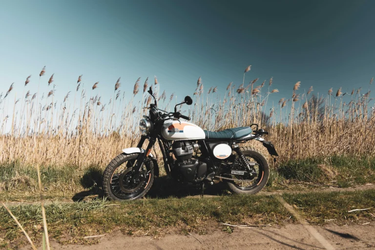 Rekordowa sprzedaż motocykli w Polsce 2026, rzędy nowych motocykli Honda, Yamaha i Junak zaparkowane przed salonem dealerskim.