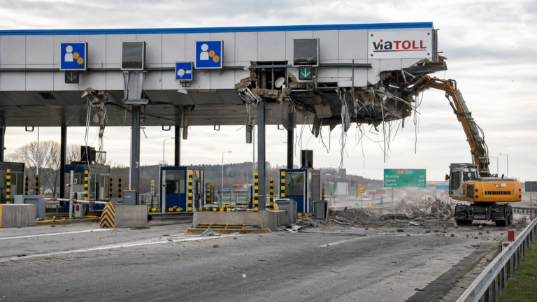 Zaplanowany demontaż bramek na A4 ułatwi podróżowanie, na zdjęciu opuszczone szlabany i punkty poboru opłat na autostradzie.
