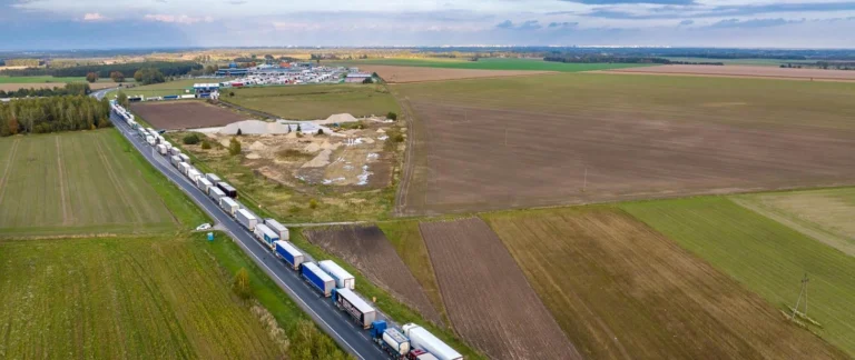 Wakacyjne korki w Polsce 2026 na autostradzie A2 oraz utrudnienia na węzłach drogowych w okresie letnich wyjazdów urlopowych.