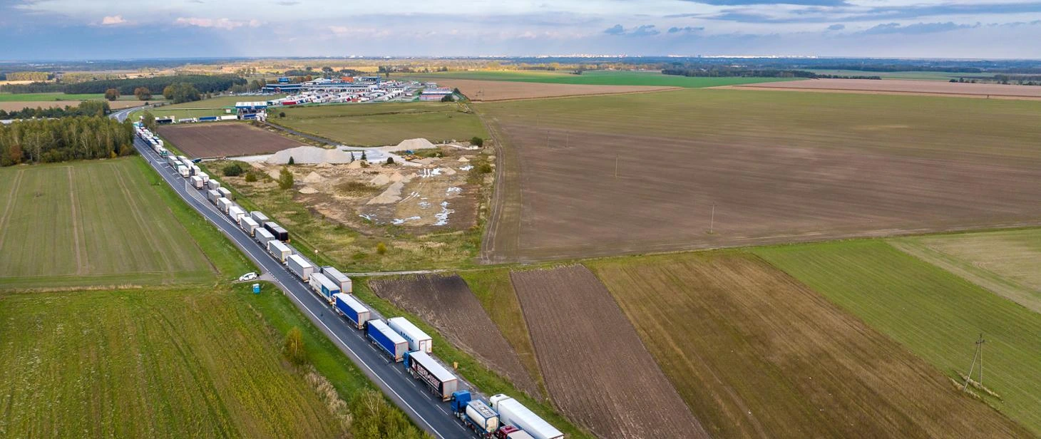 Wakacyjne korki w Polsce 2026 na autostradzie A2 oraz utrudnienia na węzłach drogowych w okresie letnich wyjazdów urlopowych.