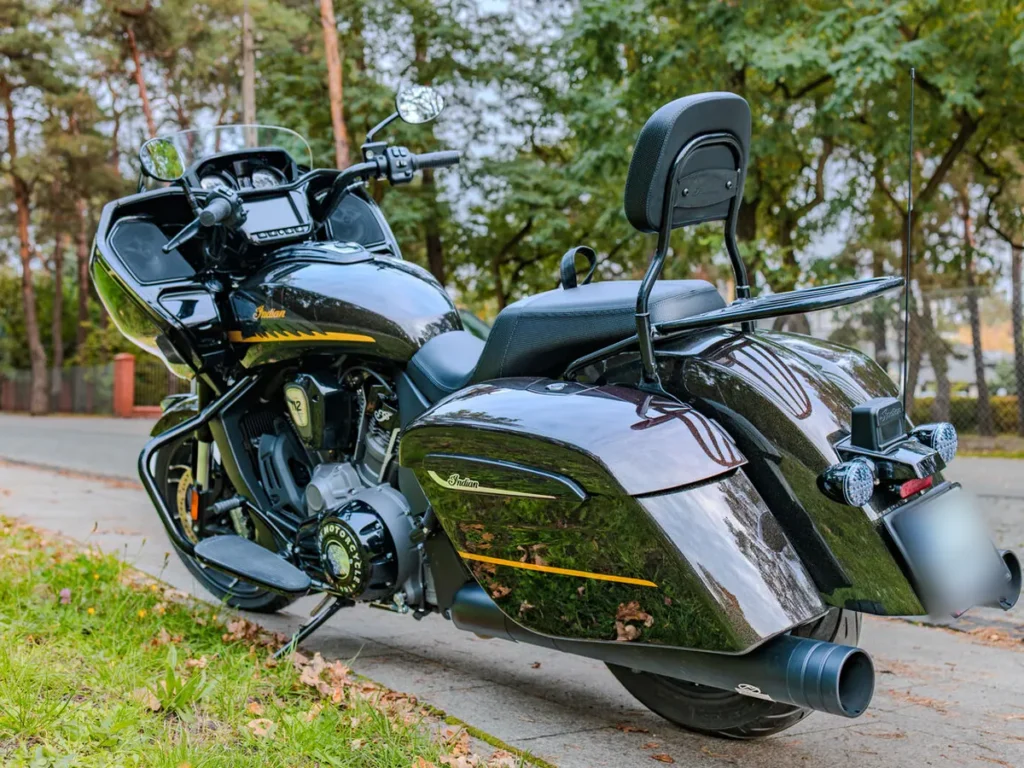 Indian Challenger Dark Horse – elektronicznie zamykane kufry